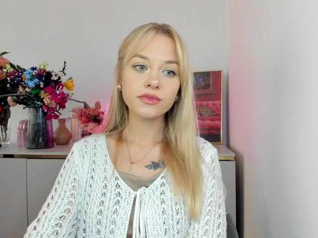 CindyGlam — I'm ready to dive into the ultimate kinky action. Do you have a special fetish? Reveal it to me, so we can go wild. I'm open to experiments, it's always great to try something new. I like to tease and seduce. I love seeing what effect I have on men....