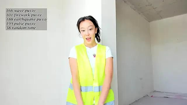 daily_love18 — risky squirt while constructor walking