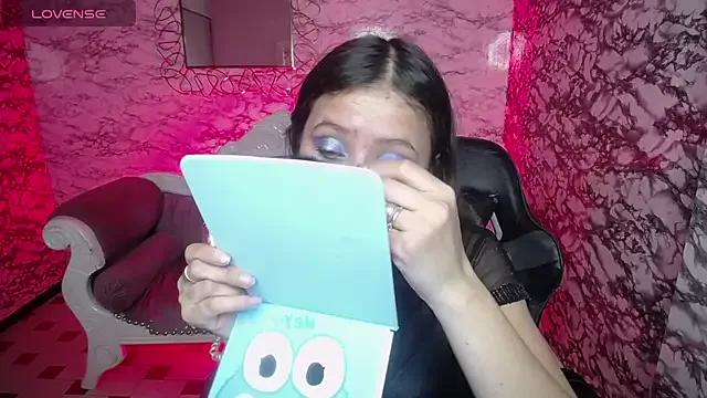 Green_EyesFox_v on StripChat 