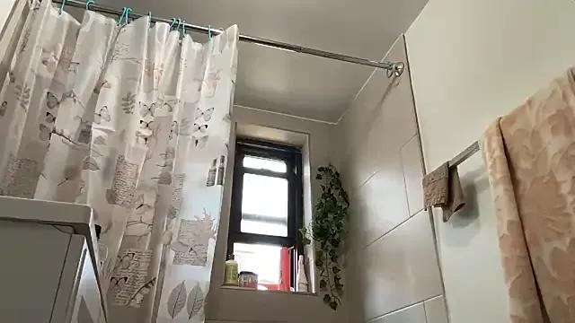 littyleesh1 on StripChat 