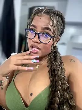 riri_brunnete on StripChat 