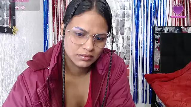 SweetAlmaa on StripChat