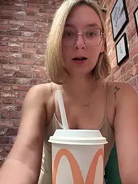 The_Snowwhitee on StripChat