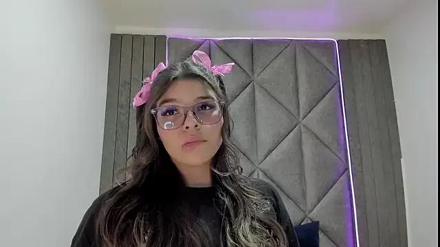 ZoeeMartinezz__ on StripChat 